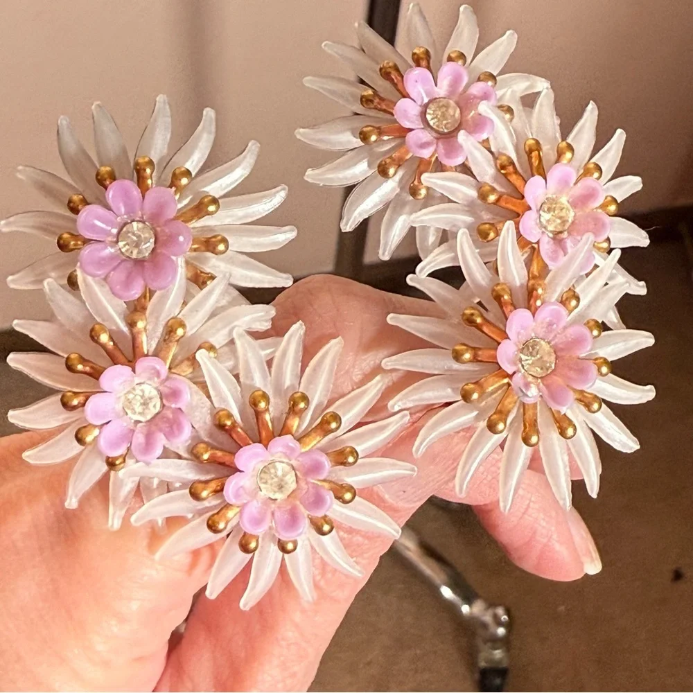 Vintage 1940 50 Oversized Plastic Lavender Fairycore clip ear crawler earrings - Picture 6 of 17